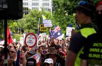 Australianos manifestam-se contra e em favor das medidas sanitárias