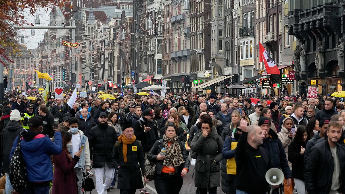 مظاهرة ضد القيود المرتبطة بالحد من تفشي فيروس كورونا في أمستردام ، هولندا. 2021/11/20