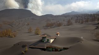 Покрытый пеплом дом на острове Пальма