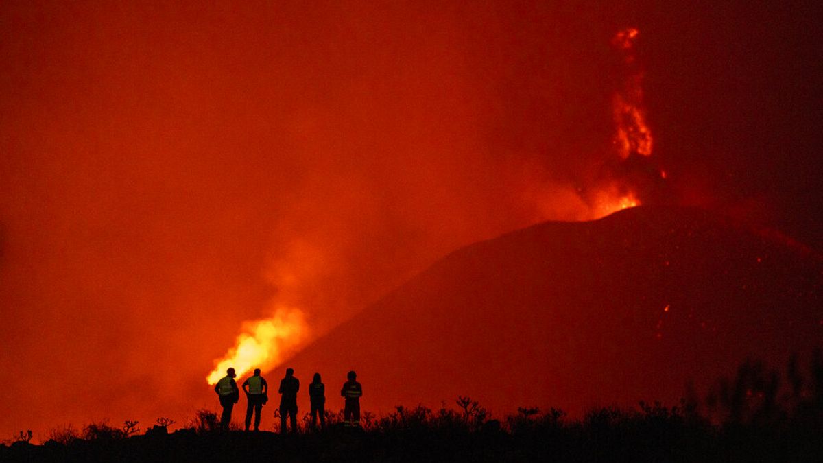 La Palma, eruzione del vulcano: chiuso l'aeroporto per accumulo di cenere