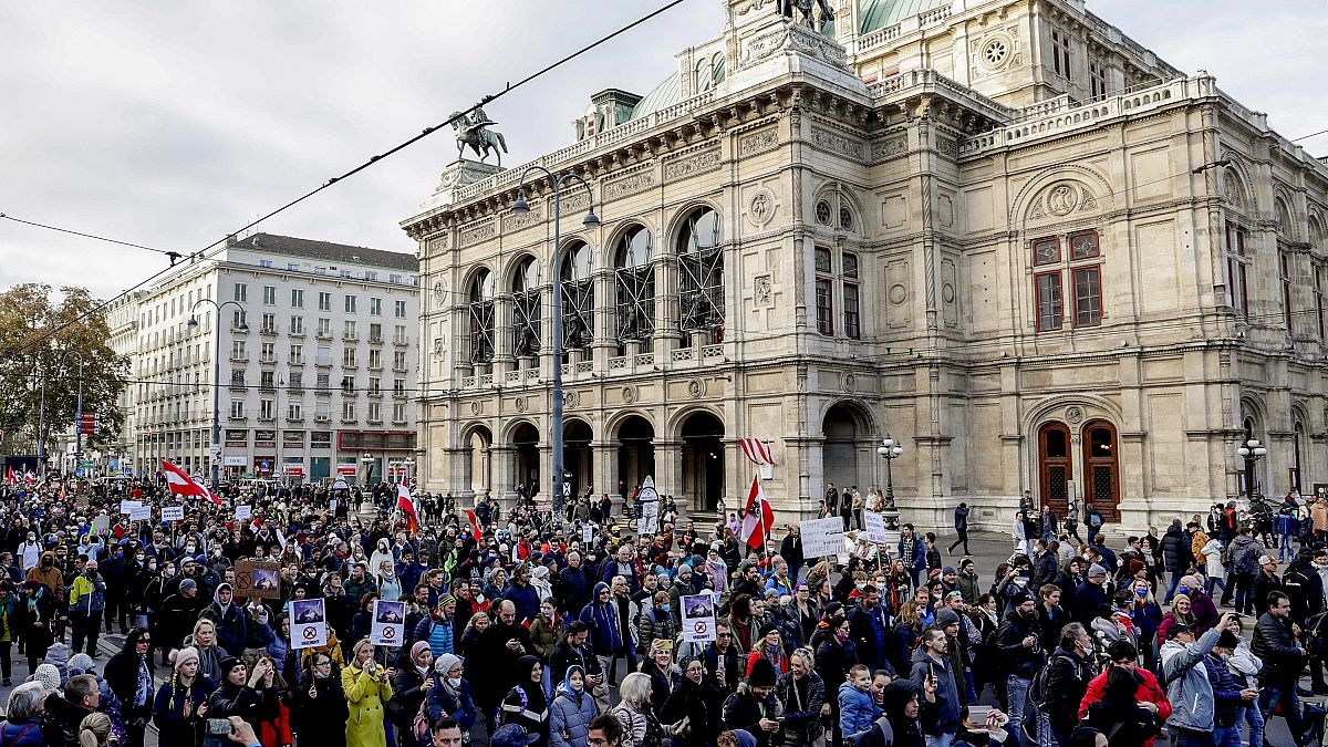 متظاهرون ضد القيود المرتبطة بتفشي كوفيدـ19 في فيينا ـ النمسا.2021/11/20