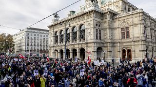 متظاهرون ضد القيود المرتبطة بتفشي كوفيدـ19 في فيينا ـ النمسا.2021/11/20