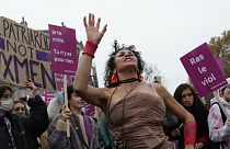 Participantes em protesto pelo fim da violência contra as mulheres