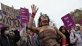 Participantes em protesto pelo fim da violência contra as mulheres