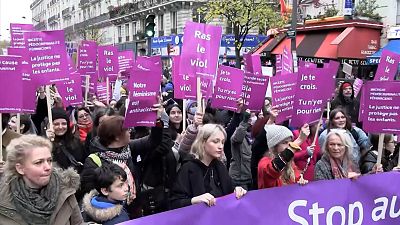 شاهد: آلاف الفرنسيات يخرجن في مسيرة باريسية احتجاجاً على العنف ضدّ النساء