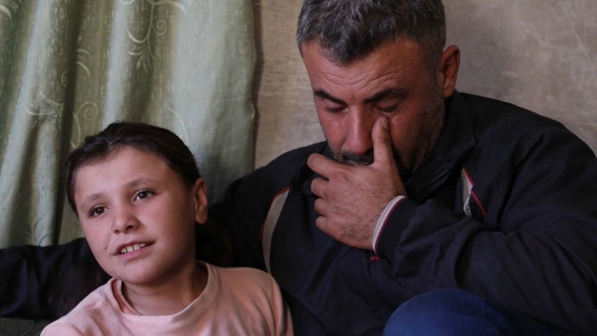Mahmoud et sa fille Maryam, rescapée de l'explosion d'une bombe trouvée dans un champ