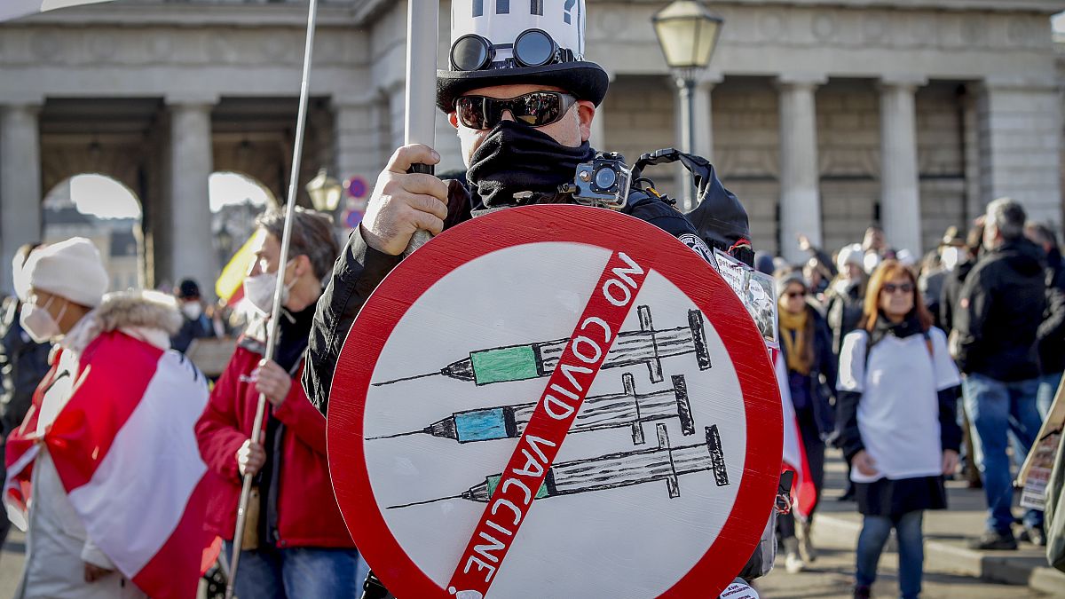 Протестующий против обязательной вакцинации от COVID-19 в Вене, Австрия
