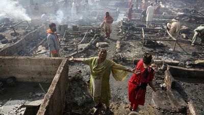 مشاهد في أعقاب حريق دمر عشرات الأكواخ في كراتشي ـ باكستان.2021/11/20