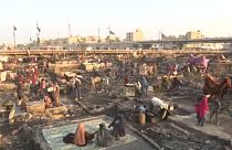 Armenviertel in Karachi in Flammen