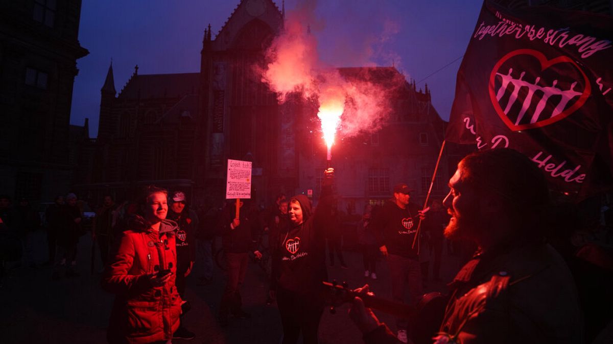 شاهد: أعمال شغب لليلة الثانية في هولندا في احتجاجات رافضة لقيود مكافحة كوفيد-19