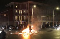 Auf einer Straße in Den Haag brennt es. Es gab mehrere Festnahmen im Laufe der Nacht.