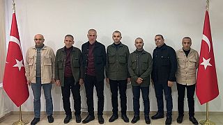 Libya'nın doğusunda yaklaşık 2 yıldır alıkonulan 7 Türk vatandaşı, Milli İstihbarat Teşkilatı'nın Katar İstihbarat Teşkilatı ile müşterek çalışmalarıyla kurtarıldı