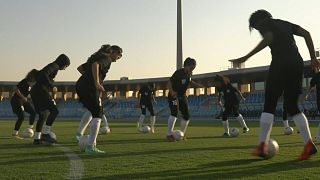 لاعبات منتخب السعودية للسيدات يتدربن في ملعب الرياض في السعودية.