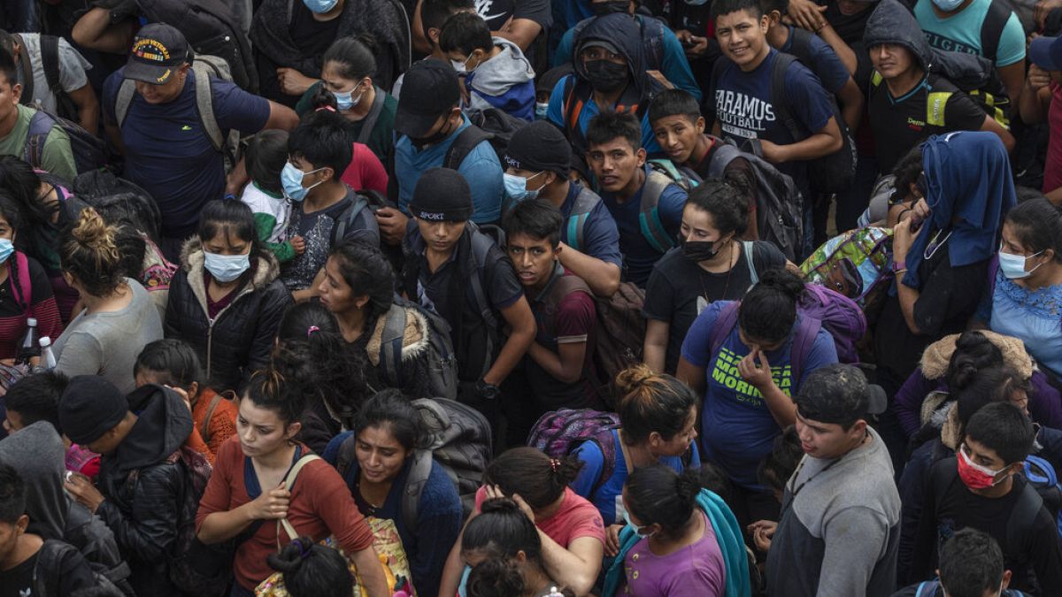 Migrantes se agolpan en el patio de la Procuraduría General de la República tras ser interceptados en el interior de camiones de carga 