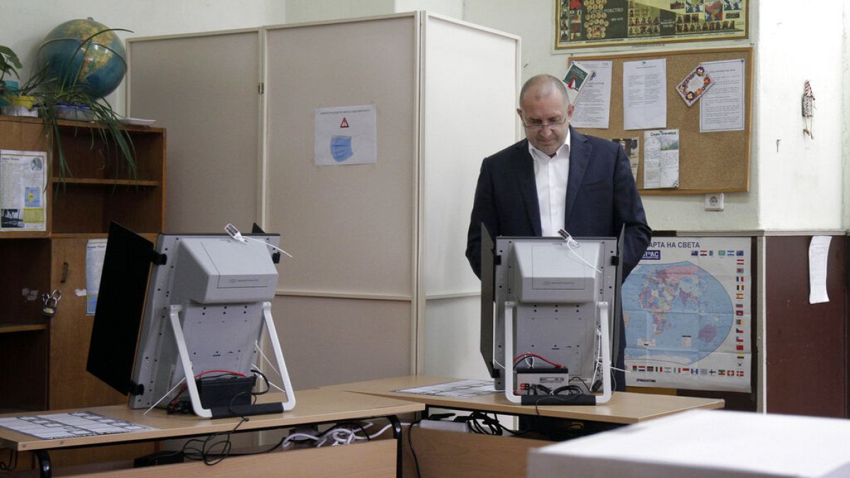 Amtsinhaber Radew bei der Stimmabgabe an einem Wahlautomaten in Sofia