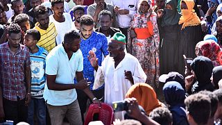 والد متظاهرة سودانية يتحدث إلى الناس خلال جنازتها في العاصمة الخرطوم في 20 نوفمبر 2021.