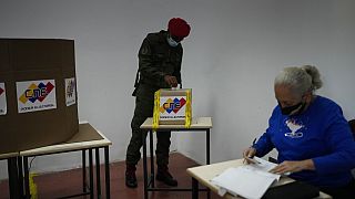 Un soldado votando en el colegio electoral de la escuela Fermín Toro, en Caracas (Venezuela).