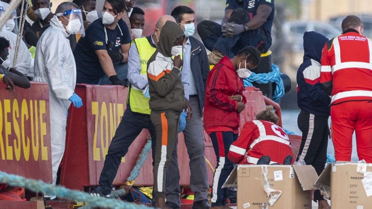 Migranti sbarcano al porto di Trapani - 7.11.2021