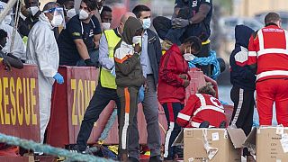 Migranti sbarcano al porto di Trapani - 7.11.2021