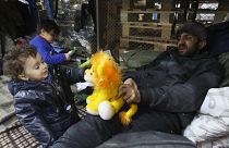 Иракский беженец в детьми в центре размещения мигрантов близ КПП "Кузница" на белорусско-польской границе