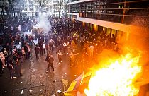 Protestos contra novas restrições aumentam na Europa