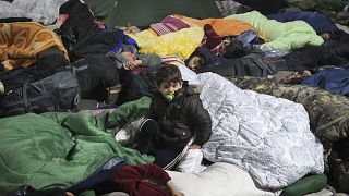 Мигранты спят в логистическом центре у КПП "Кузница"