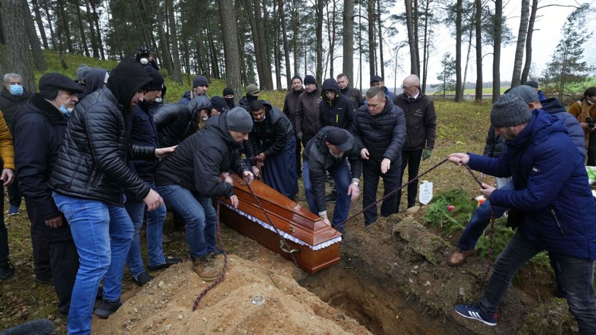 Une communauté musulmane locale a enterré un migrant yéménite, Mustafa Mohammed Murshed Al-Raimi, à Bohoniki, en Pologne, dimanche 21 novembre 2021. 