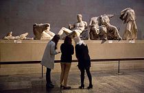 Látogatók görög szobrok előtt a British Museumban