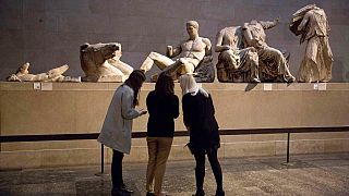 Látogatók görög szobrok előtt a British Museumban 