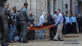 ماموران امنیتی اسرائیل در حال انتقال جسد ضارب مسلح عضو حماس