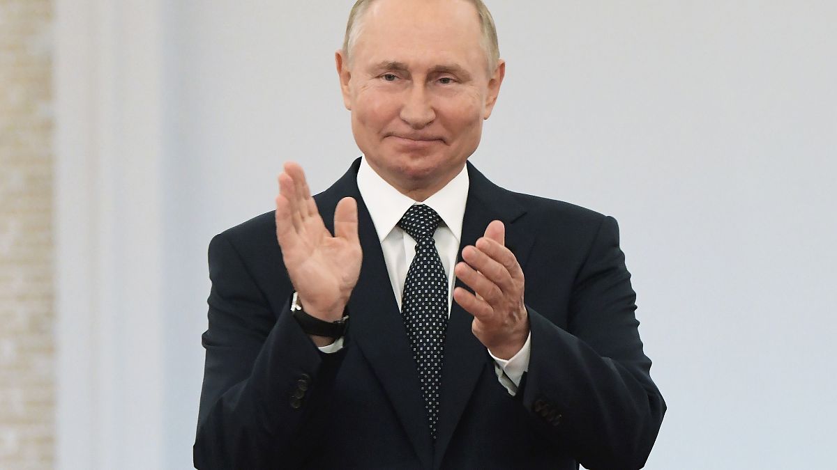 فلاديمير بوتين يصفق خلال حفل توزيع ميداليات اللجنة الأولمبية الروسية في دورة طوكيو للألعاب الأولمبية ـ موسكو، روسيا. 2021/09/11