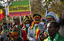 Cidadãos da Etiópia e Eritreia protestam na embaixada dos EUA em Londres