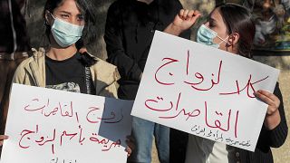 نساء يتظاهرن بالقرب من محكمة الكاظمية في العاصمة العراقية بغداد احتجاجًا على تقنين عقد زواج فتاة تبلغ من العمر 12 عامًا. 2021/11/21