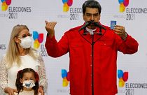 نیکلاس مادورو، رئیس جمهوری ونزوئلا به همراه دختر و همسرش سیلیا فلورس بعد از رای دادن در انتخابات محلی  ونزوئلا به ایراد سخنرانی پرداخت