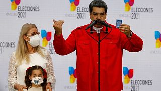 نیکلاس مادورو، رئیس جمهوری ونزوئلا به همراه دختر و همسرش سیلیا فلورس بعد از رای دادن در انتخابات محلی  ونزوئلا به ایراد سخنرانی پرداخت
