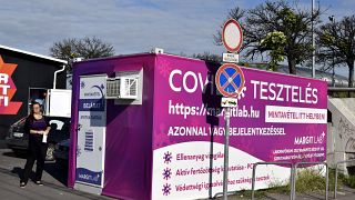 Egy konténerben kialakított COVID-teszt mintavételi állomás a Hungária körúton, a metró Puskás Ferenc Stadion megállója előtt.
