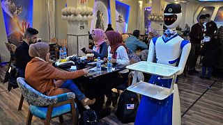 ربات پیشخدمت در رستورانی در موصل عراق ‍