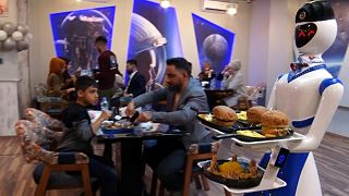 روبوتات تساعد في توصيل طلبات الزبائن في مطعم في الموصل