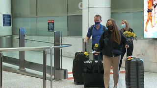 Familias reunidas en el aeropuerto de Sídney al reabrirse las fronteras a estudiantes y trabajadores especializados