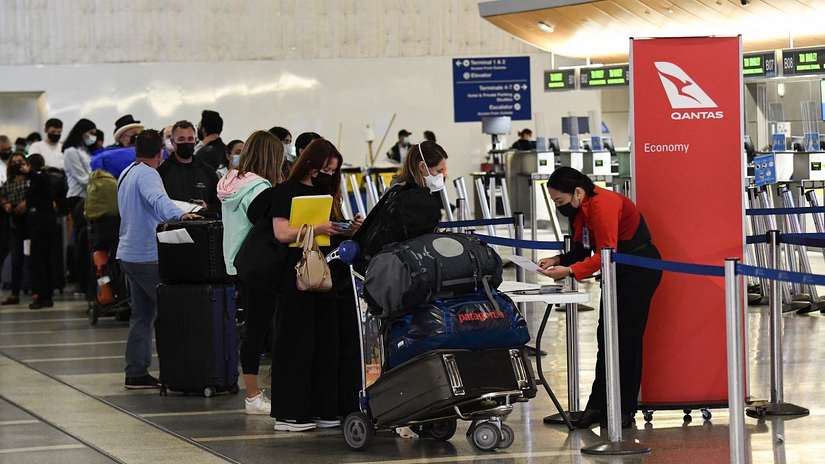 Пассажиры одного из первых рейсов в Сидней в аэропорту Лос-Анджелеса проходят проверку ПЦР-тестов, 1 ноября 2021