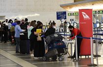 Пассажиры одного из первых рейсов в Сидней в аэропорту Лос-Анджелеса проходят проверку ПЦР-тестов, 1 ноября 2021