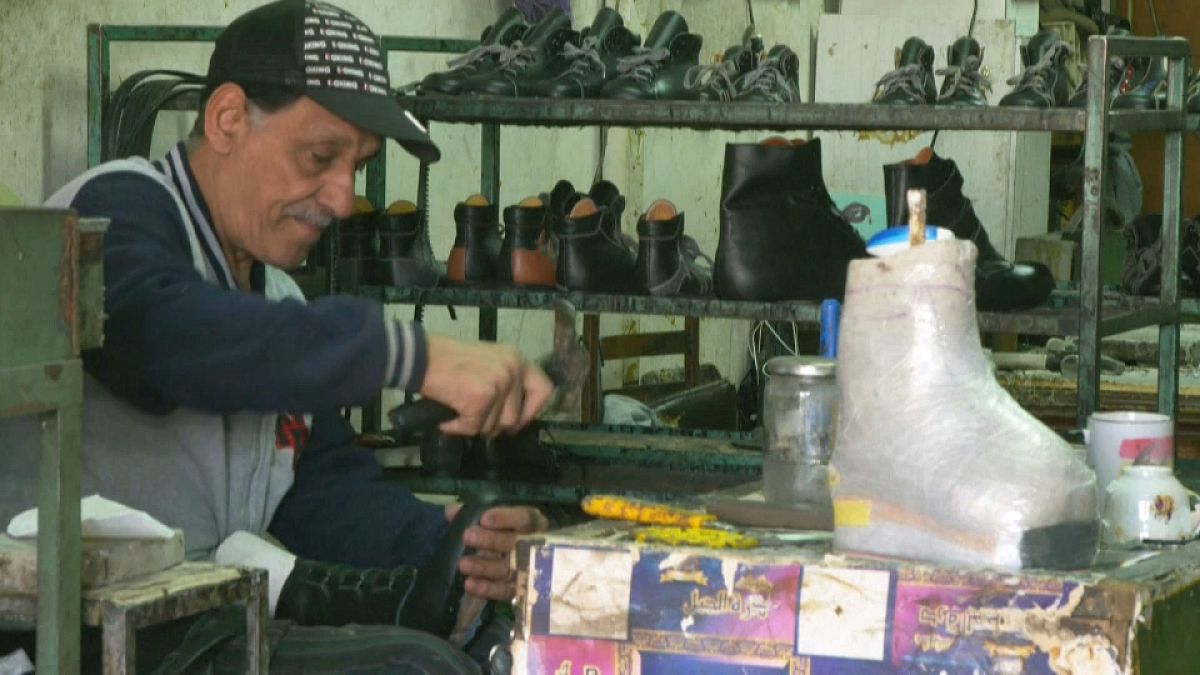 مصنعو الأحذية يدويا في الأردن يكافحون للحفاظ على مهنتهم 
