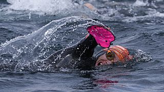 Le nageur paralympique français Théo Curin traverse à la nage le lac Titicaca entre la Bolivie et le Pérou