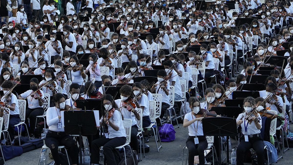 Самый большой оркестр в мире сыграл Чайковского