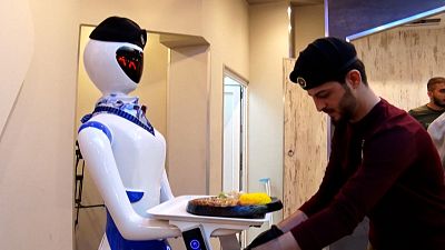 Empregados de mesa robôs em Mossul