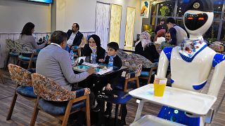 Roboter-Bedienung im Restaurant White Fox in Mossul