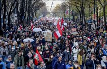  آلاف المتظاهرين ضد القيود الجديدة لوباء كوفيد-19 في فيينا، النمسا.
