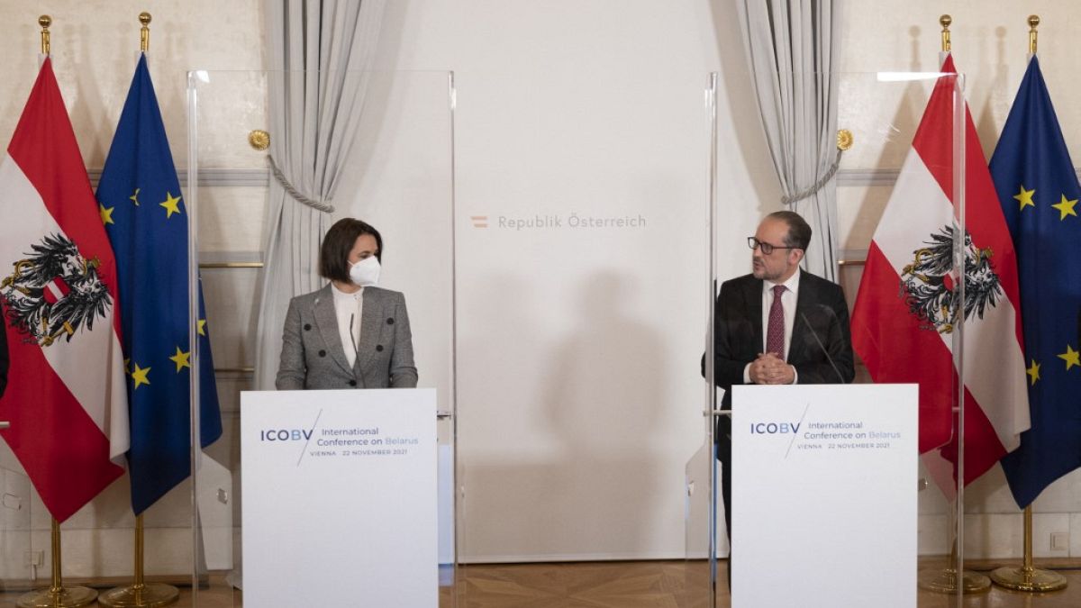 La cheffe de l'opposition bélarusse Svetlana Tikhanovskaïa  aux côtés du chancelier autrichien Schallenberg lors d'une conférence internationale sur l'avenir du Bélarus