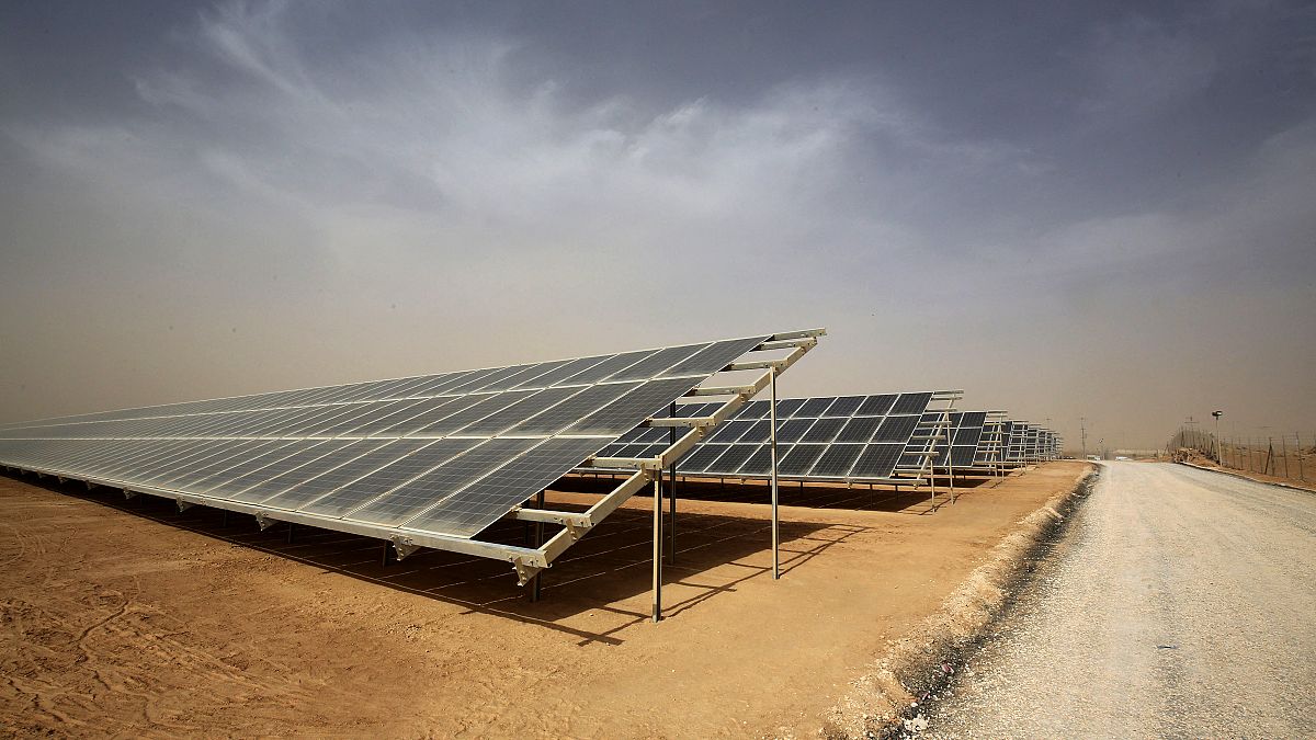 محطة جديدة للطاقة الشمسية بقيمة 15 مليون يورو بالقرب من مخيم الزعتري للاجئين السوريين، الأردن.