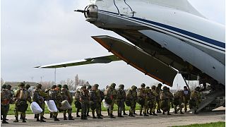 تحميل مظليين روس في طائرة لإجراء تدريبات محمولة جوا خلال مناورات في تاغانروغ في روسيا